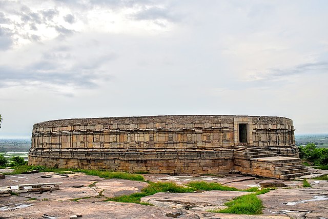Chausath_Yogini_Temple_front.jpg